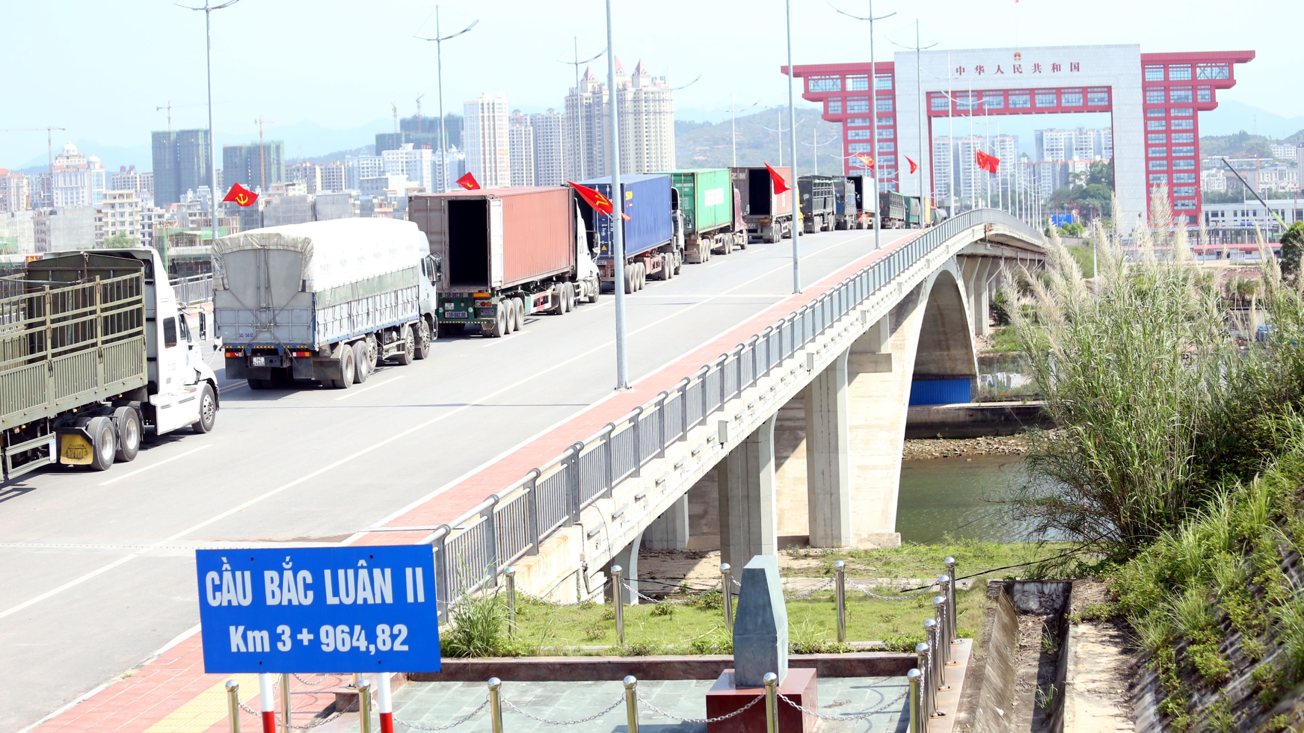 Hàng xe vận tải xếp hàng chờ thông quan xuất khẩu thị trường tỷ dân.