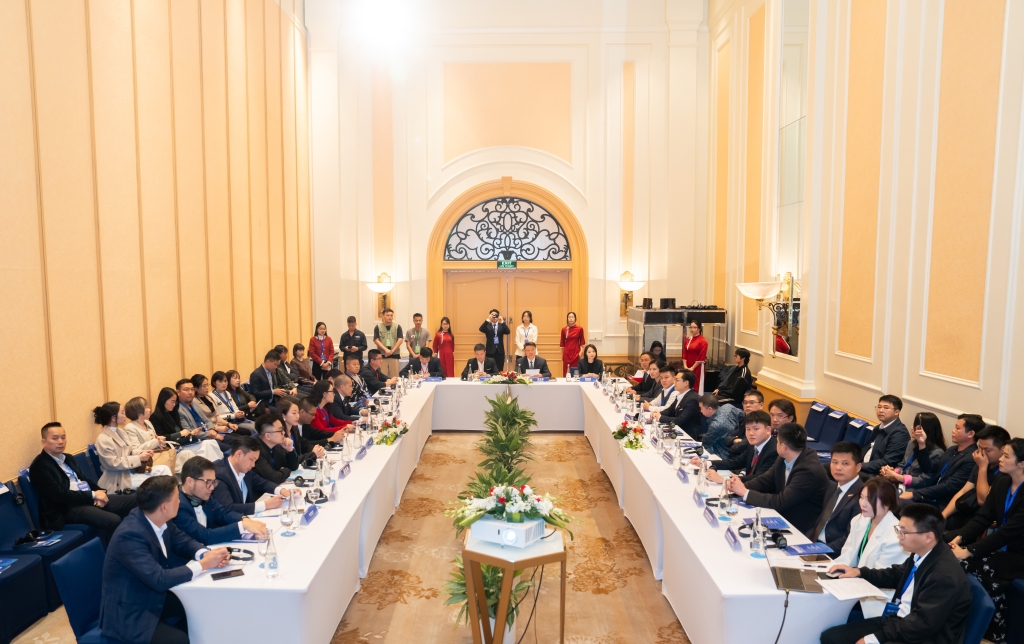 Lãnh đạo và đại diện doanh nghiệp hai nước tại phiên đối thoại chính sách và giao lưu doanh nghiệp tại Hội nghị.