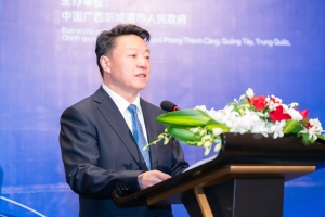 Ông Khâu Minh Hồng (Thị trưởng Thành phố Phòng Thành Cảng) Phát biểu.